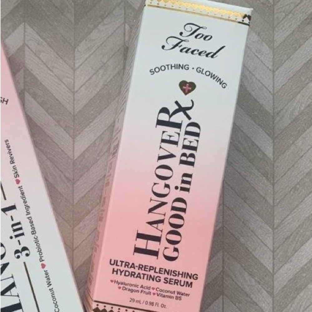 Too Faced Hangover Hydrating Serum - White and Gold